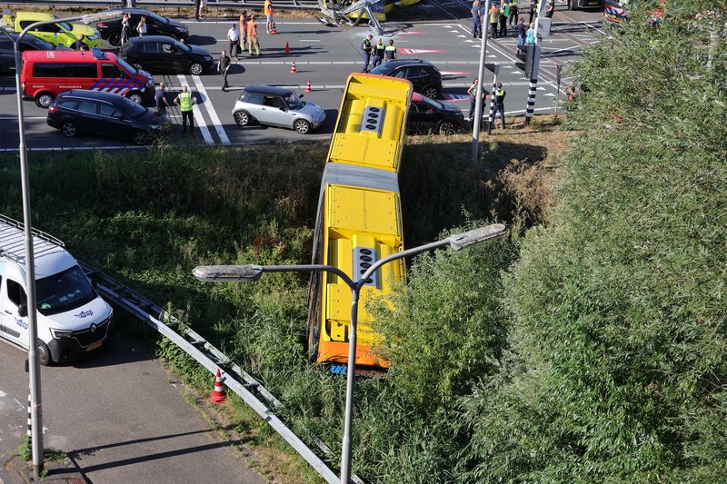 Drie gewonden na ernstige botsing tussen lijnbus en tram in Utrecht